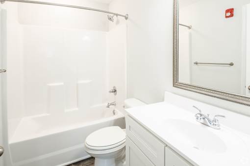 Full Bathroom at Peachtree Place Apartments, Columbia, SC