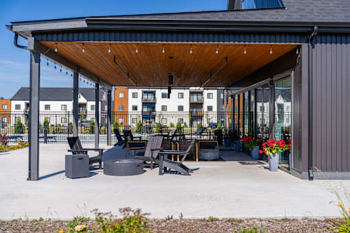 A patio area with a fire pit and seating area. at Silverbrook Apartments, Kalispell 59901