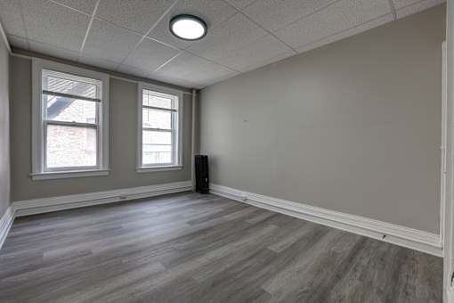 A room with a speaker on the floor.