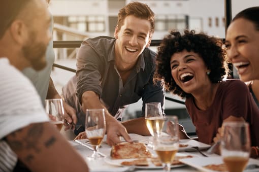 Friends eating pizza