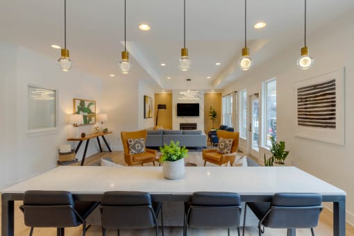 additional photo for property listing at chic digs with room to stretch out in the village 22 car