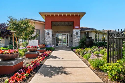 Quinn Crossing clubhouse entrance