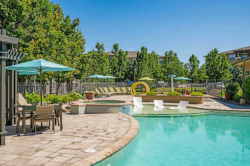 Ample seating with umbrellas - Acadia at Cornerstar Apartments