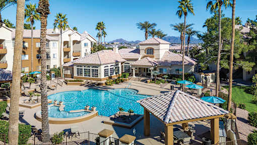 Resort-style swimming pool with heated spa - Sonterra Apartments at Paradise Valley