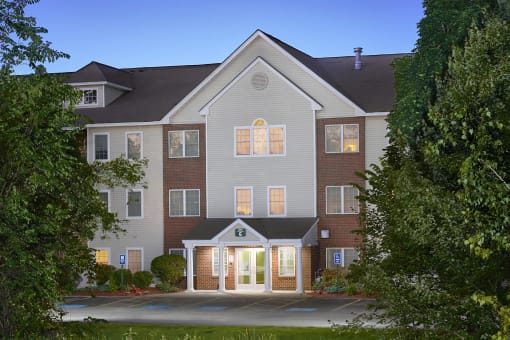 Well-manicured grounds - Hampshire Green Apartments