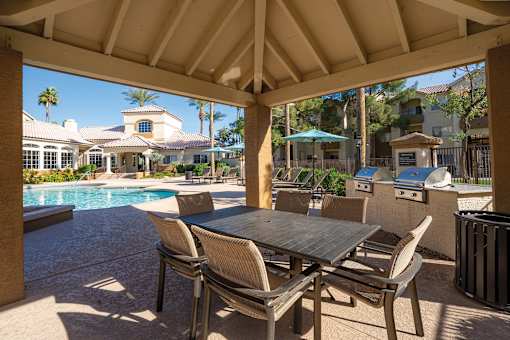Poolside BBQ and picnic area - Sonterra Apartments at Paradise Valley