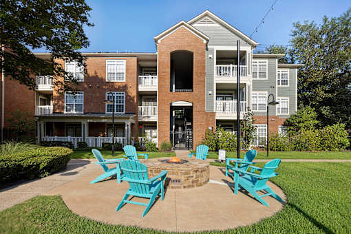 Fire pit lounge - Belle Harbour Apartments