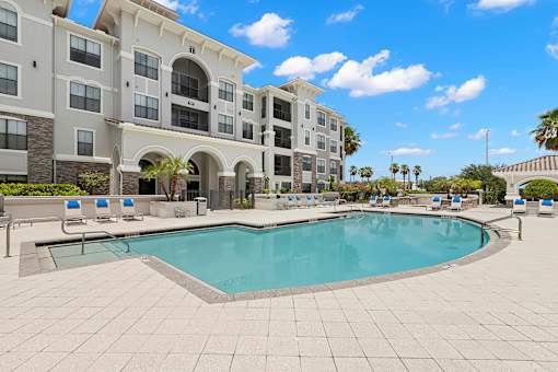 Resort-style swimming pool - Bonterra Parc