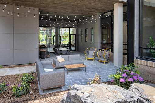 Outdoor social area - Brentford at the Mile