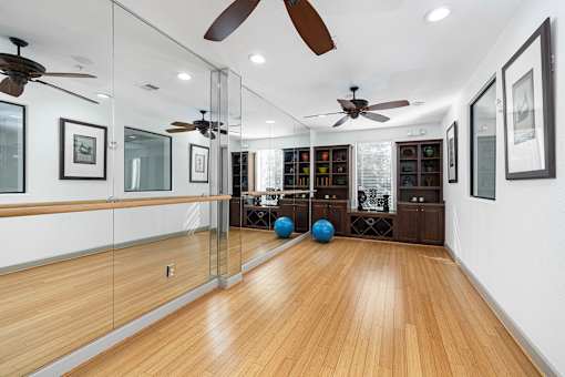 Yoga studio with fan - Monterra Las Colinas Apartments