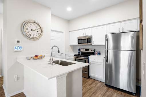 Stainless steel appliances - Sonterra Apartments at Paradise Valley