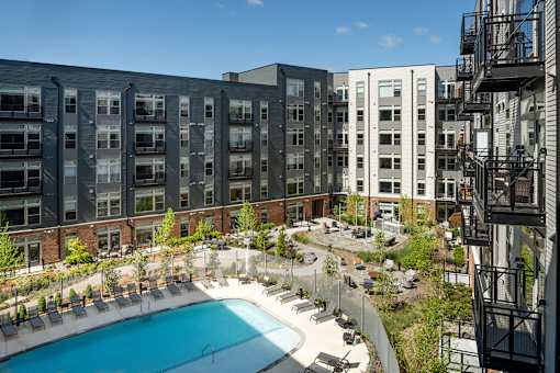 Resort-style swimming pool - Brentford at the Mile