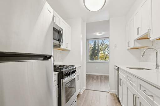 Stainless steel appliances - Hill House at Chestnut HIll