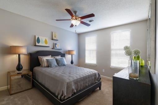 Island Park and Harbor Town Square Apartments - 9-foot ceilings