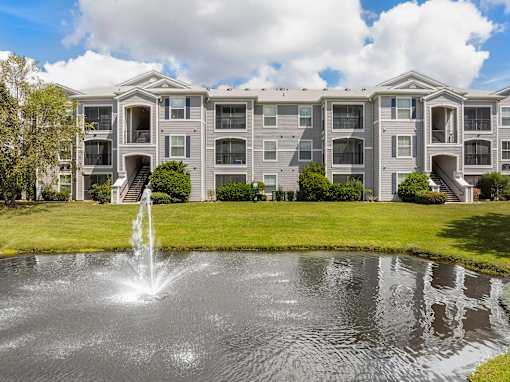 A large building with a fountain in front of it.