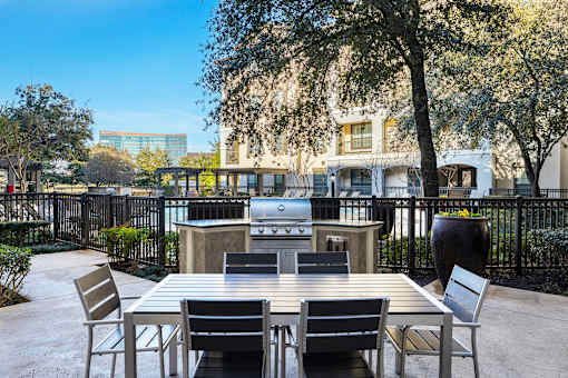 BBQ station with picnic area - Monterra Las Colinas Apartments