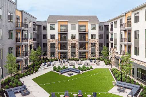 Great lawn area - Stonehill at West Orange