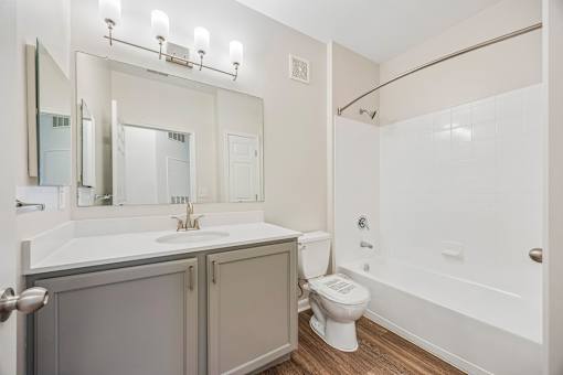 Garden-style tubs - Avenel at Montgomery Square