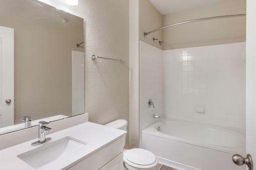 Garden-style bathtubs - Lantern Woods Apartments