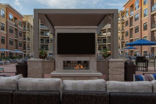 outdoor seating with BBQ at 44 Washington, Missouri, 64111