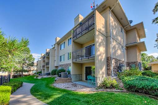 the preserve at ballantyne commons apartments courtyard and balconies