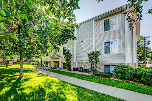the preserve at ballantyne commons yard and sidewalk
