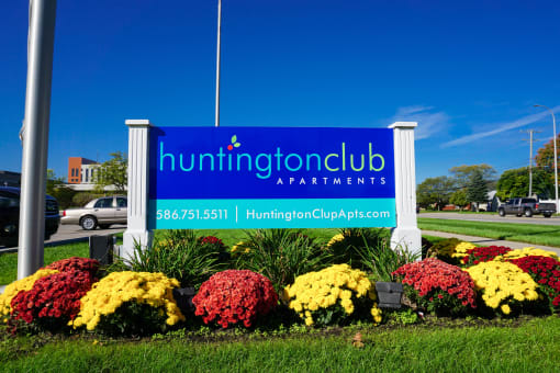 Huntington Club Apartments sign, in Warren