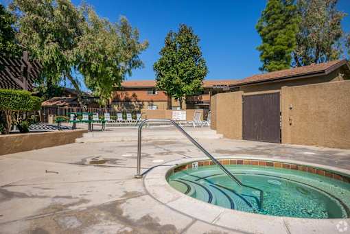 the jacuzzi pool at the apartments for rent