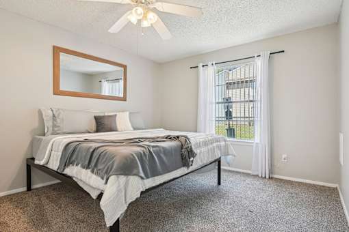 Bedroom With Ceiling Fan at Abbey Glenn Apartments, Waco, TX, 76706
