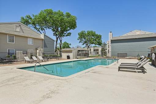 Large Pool at Abbey Glenn Apartments, Waco, Texas