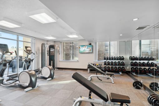 the gym at the landing at pullman apartments