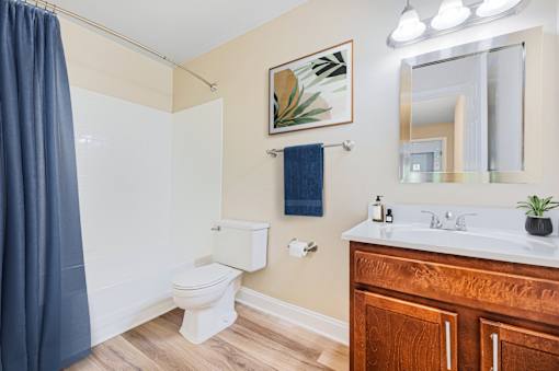 Bathroom With Bathtub at Poplar Glen Apartments, Columbia, 21044.