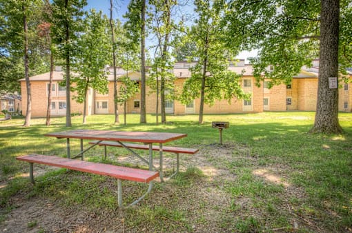 Outdoor Courtyard at Potomac Ridge Apartments, Virginia, 22191