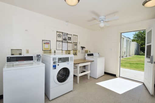 the laundry room is equipped with washes and dryers