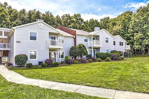 A row of houses with green lawns in front at Sedgefield Square Apartments, Greensboro, NC, 27407