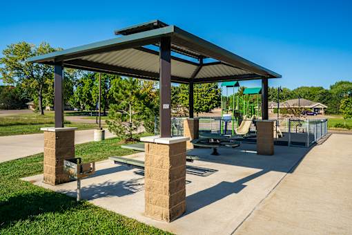 Balsam Apartments Outdoor Lounge Area