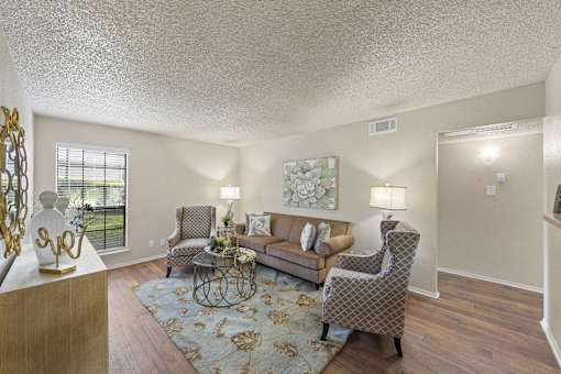 Spacious living room with vaulted ceiling at Parks on the Green Apartments, Texas, 76504