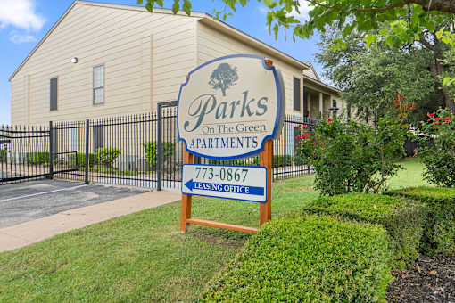 Property entrance sign directing to leasing office at Parks on the Green Apartments, Temple, TX 76504