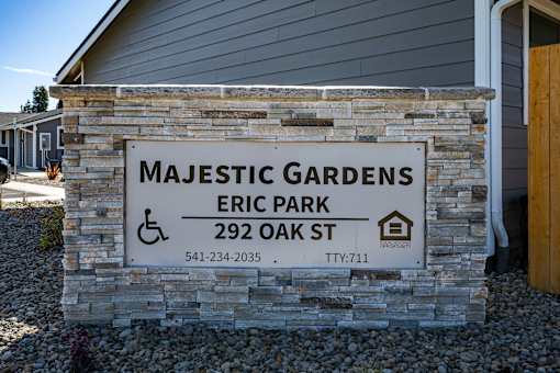 A sign for Majestic Gardens Eric Park with a wheelchair symbol indicating it is handicap accessible.