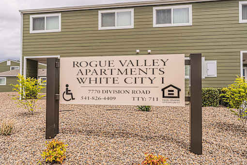 A sign for Rogue Valley Apartments in White City 1.