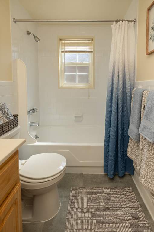 Bathroom With Bathtub at Colony Hill Apartments & Townhomes, Maryland, 21227