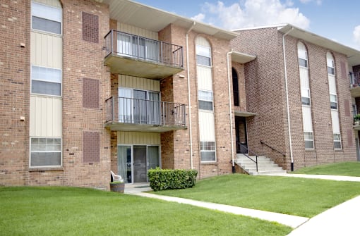 Exterior View at Painters Mill Apartments, Randallstown