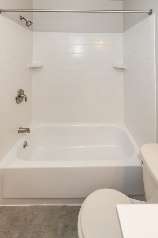 Large Soaking Tub In Bathroom at Cub Hill Apartments, Maryland, 21234