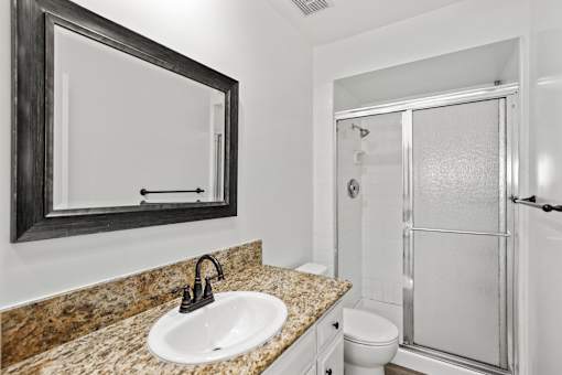 Bathroom with Shower Bath with Glass Door