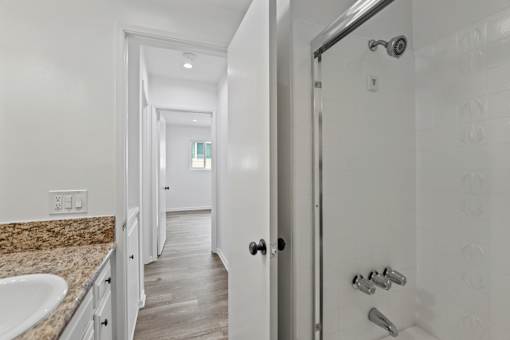 Bathroom with Shower Bath with Glass Door