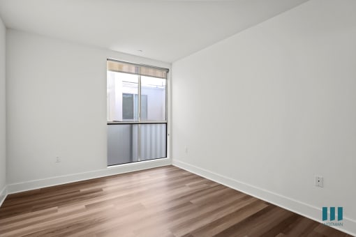 Bedroom with Large-Size Windows and Vinyl Flooring