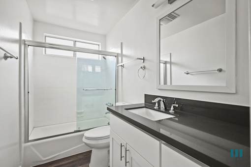 Bathroom with Shower Bath with Glass Door