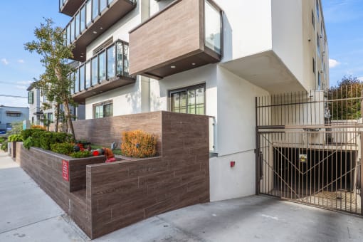 Resident Garage of Kings 126 by Wiseman