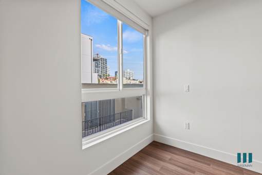 Bedroom with Large-Size Windows and Vinyl Flooring