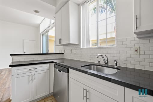 Full-Size Kitchen in Studio Apartment